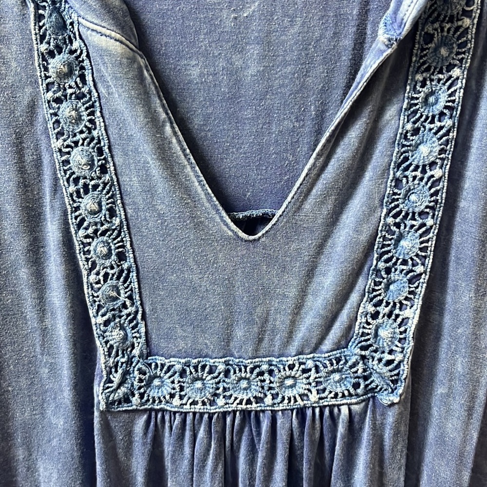 Altar’d State Distressed Top Blue Medium - Picture 3 of 5